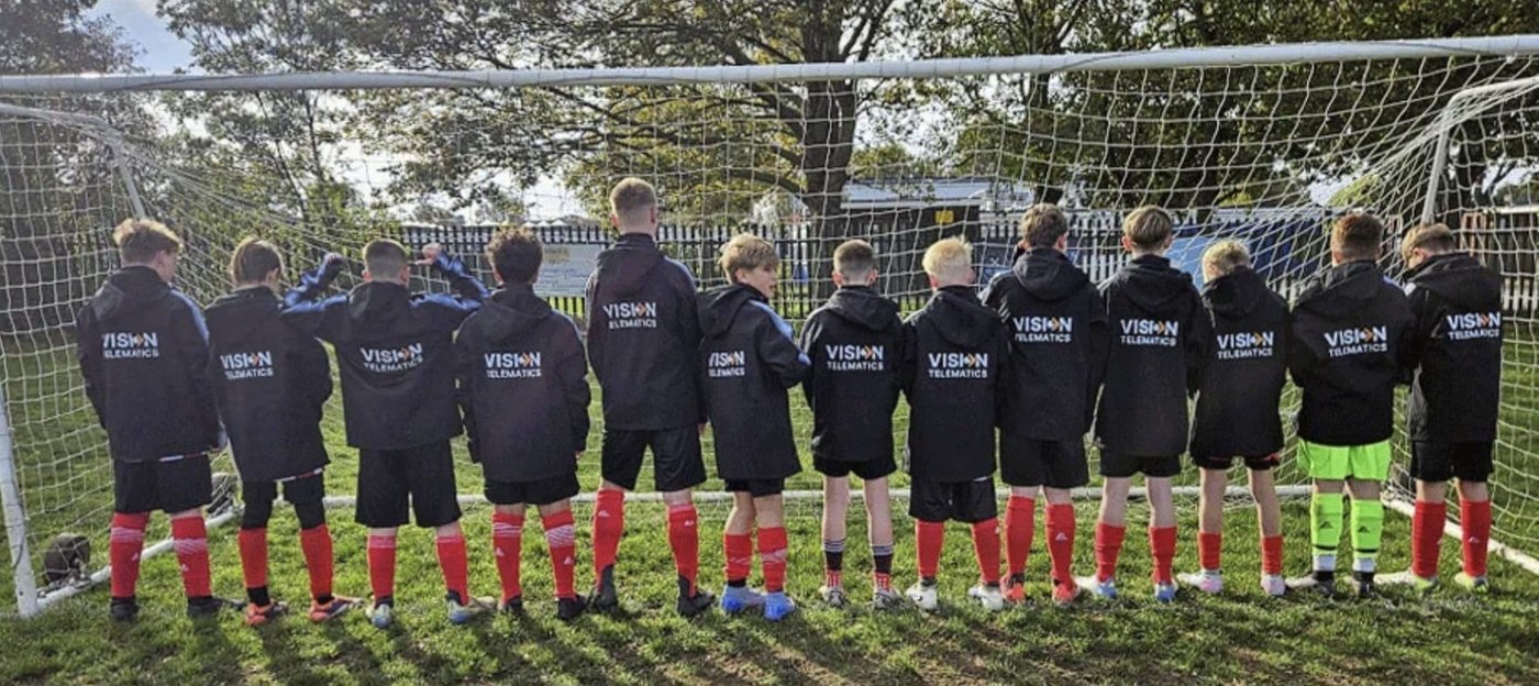 Crowle Colts FC’s U14-spillere opstillet foran målet i deres Vision Telematics-jakker